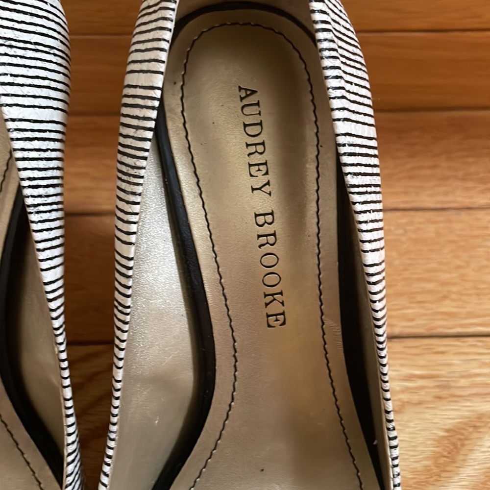 Audrey Brooke Beautiful Black & White Pumps Size 7M - Picture 5 of 8